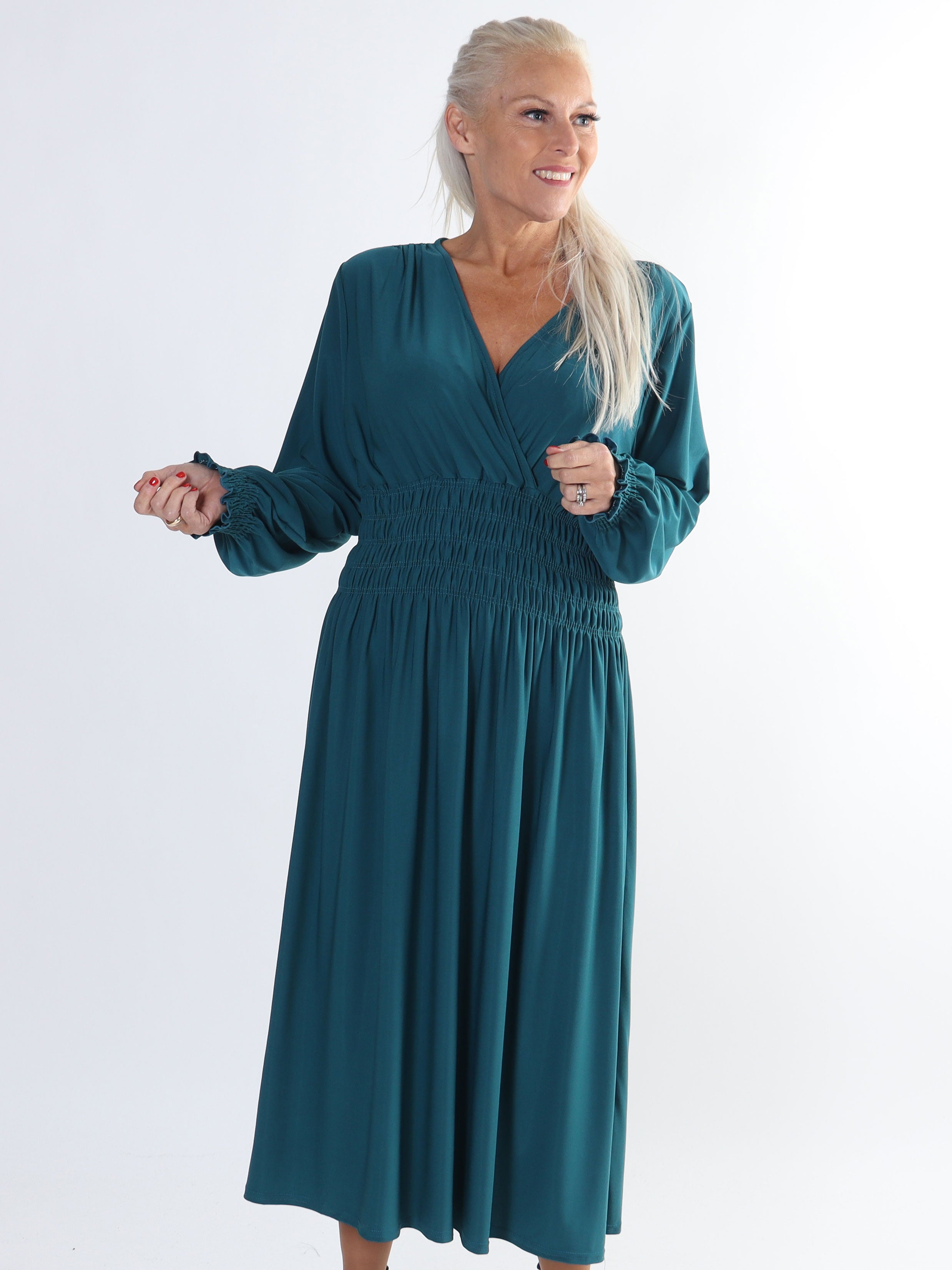 Pams Plain Midi L/S - Elastisk kjole i plus size med smock